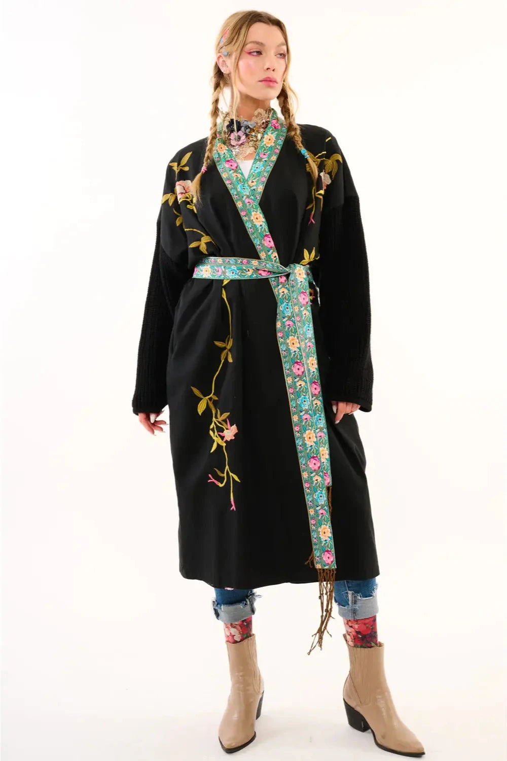 Abrigo con bordado floral y mangas tipo suéter. Incluye un cinturón con flecos estampado haciendo juego con las flores del cuello. Atelier Federici Altea España