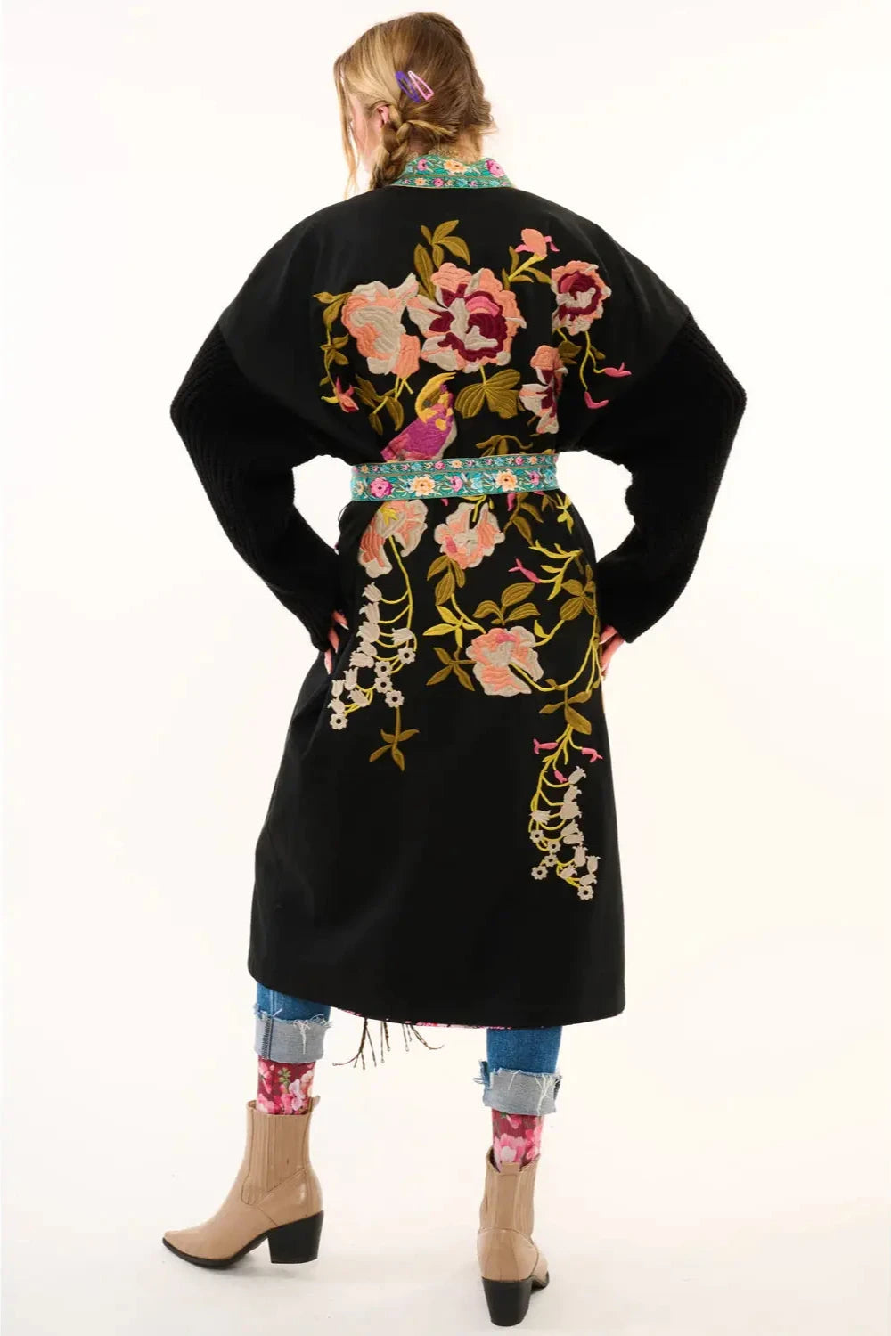 Abrigo con bordado floral y mangas tipo suéter. Incluye un cinturón con flecos estampado haciendo juego con las flores del cuello. Atelier Federici Altea España