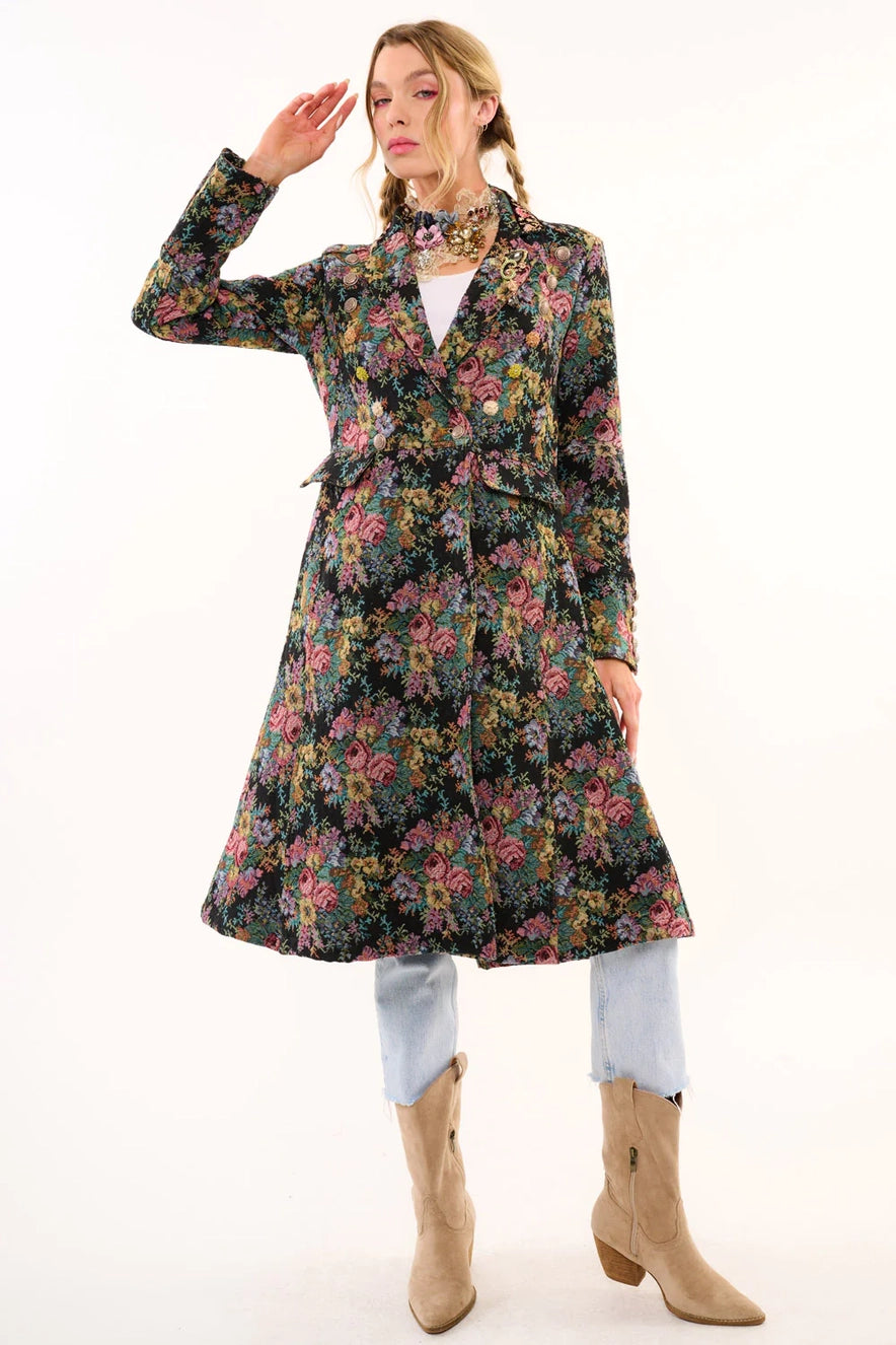 Abrigo abotonado en jacquard floral, cuello con ribetes de terciopelo bordados con lentejuelas y broche de cristal en la solapa.