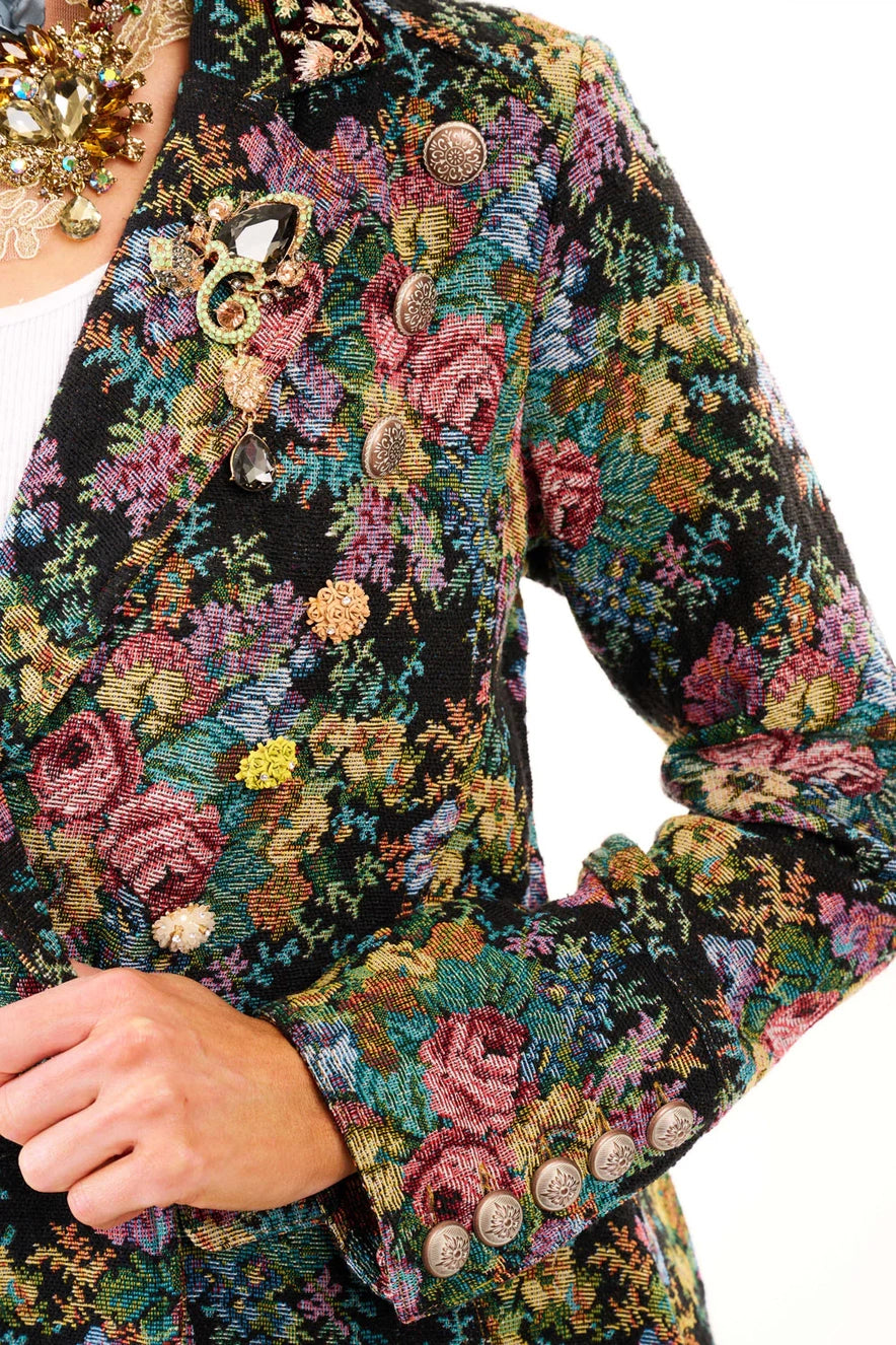 Abrigo abotonado en jacquard floral, cuello con ribetes de terciopelo bordados con lentejuelas y broche de cristal en la solapa.