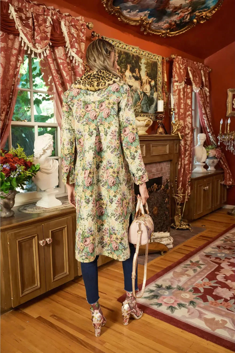 Abrigo abotonado en jacquard floral, con cuello tipo chal de piel de leopardo sintético, parches florales y broches de cristal en los bolsillos delanteros.