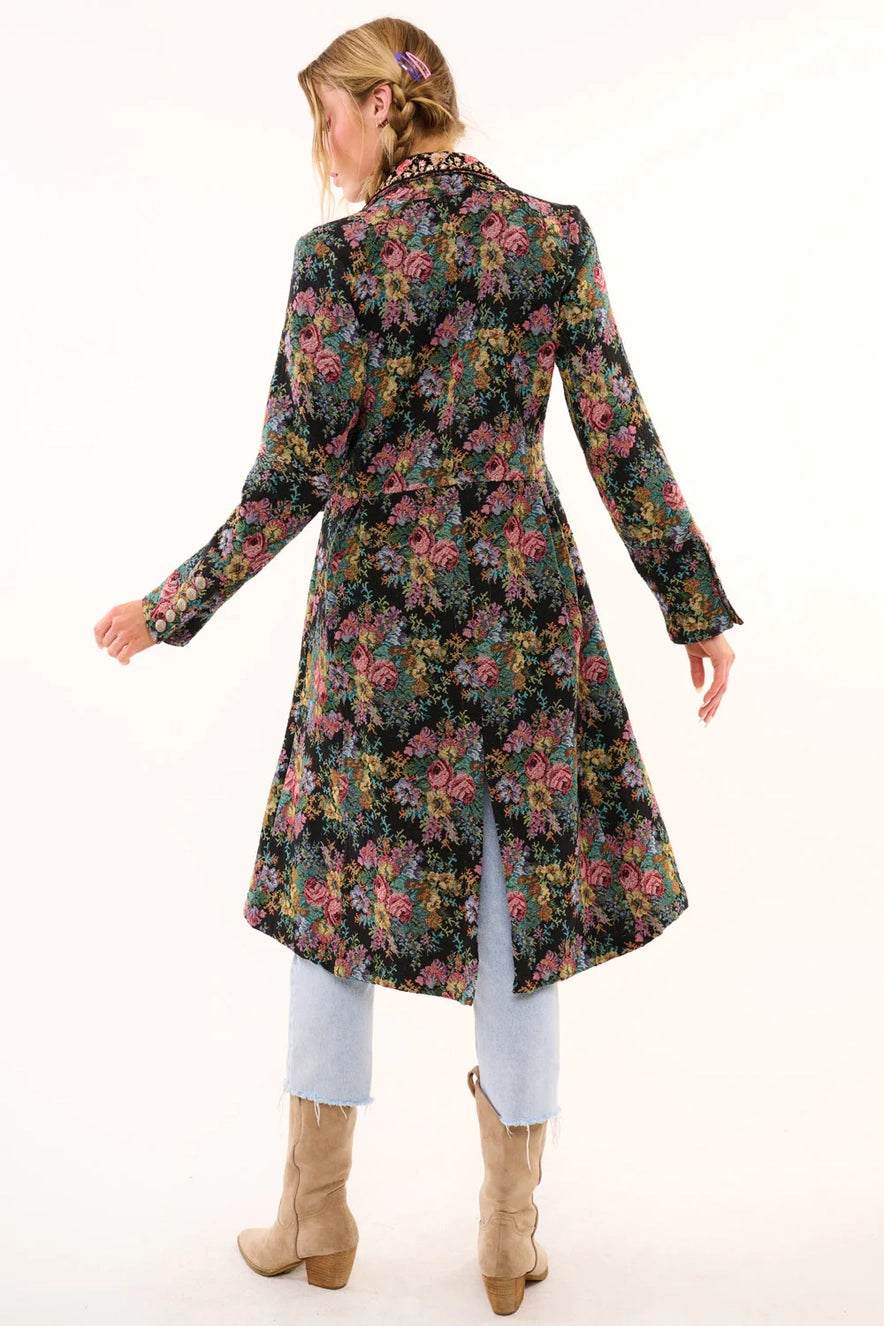 Abrigo abotonado en jacquard floral, cuello con ribetes de terciopelo bordados con lentejuelas y broche de cristal en la solapa.