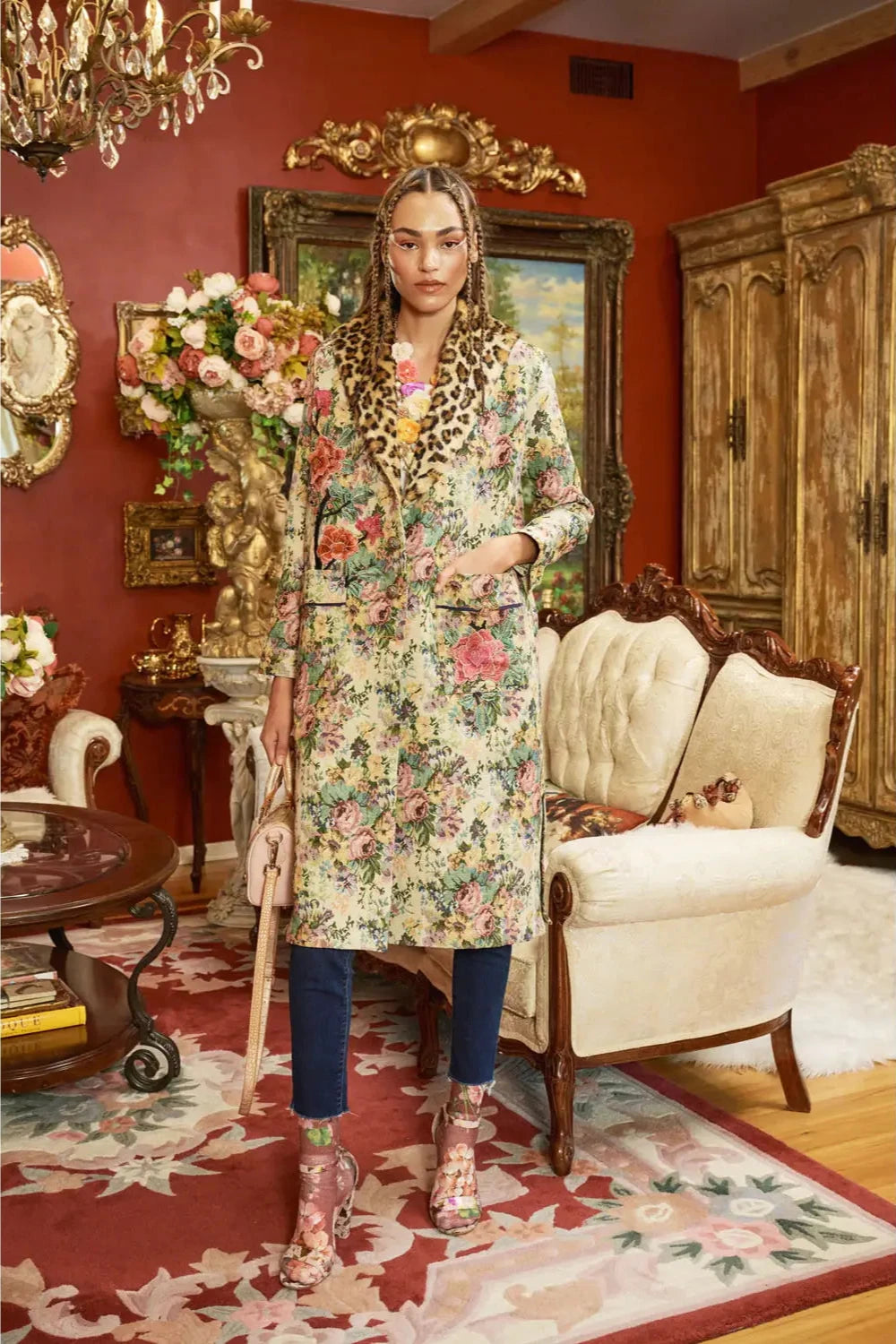 Abrigo abotonado en jacquard floral, con cuello tipo chal de piel de leopardo sintético, parches florales y broches de cristal en los bolsillos delanteros.