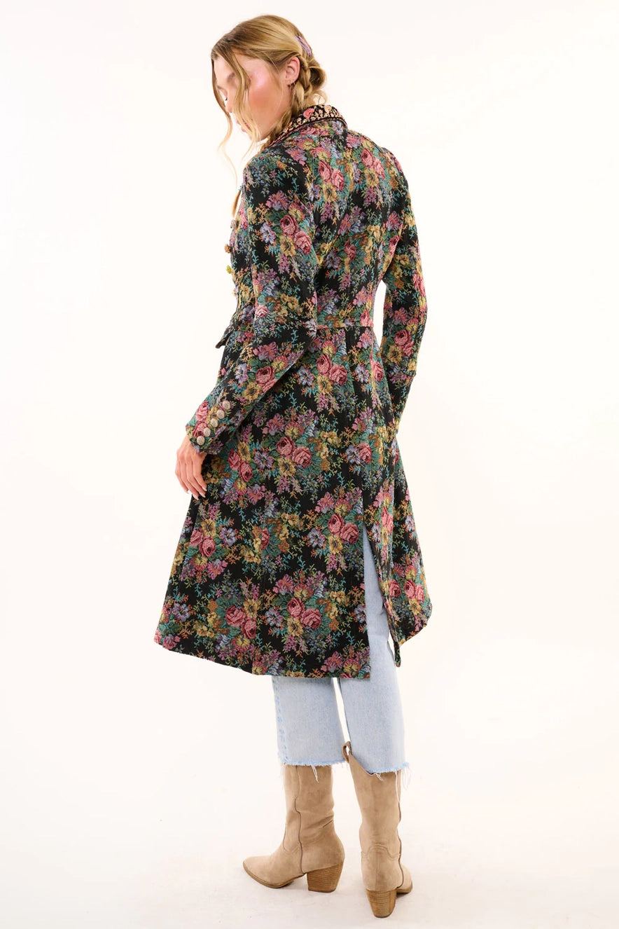 Abrigo abotonado en jacquard floral, cuello con ribetes de terciopelo bordados con lentejuelas y broche de cristal en la solapa.