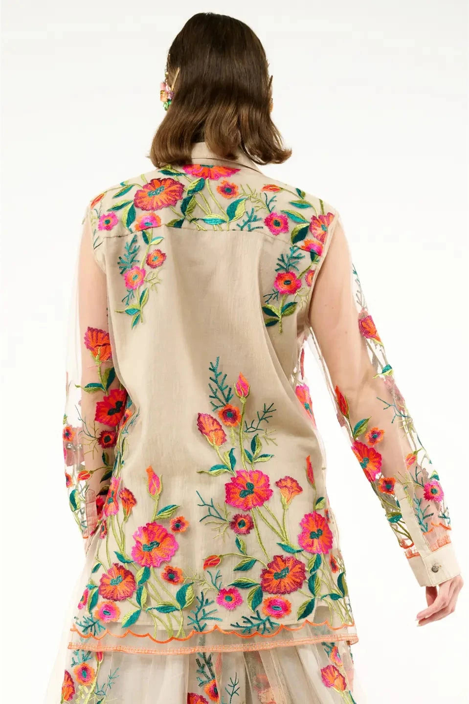 Camisa bordada con flores, estilo vintage. Estilo Ecléctico - Atelier Federici Altea España.