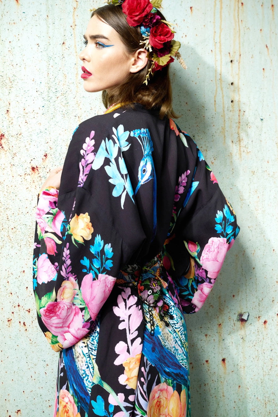 Kimono con cinturón con estampado floral de pavo real, aberturas laterales, forro de satén. Atelier Federici - Moda - Altea - Alicante - España
