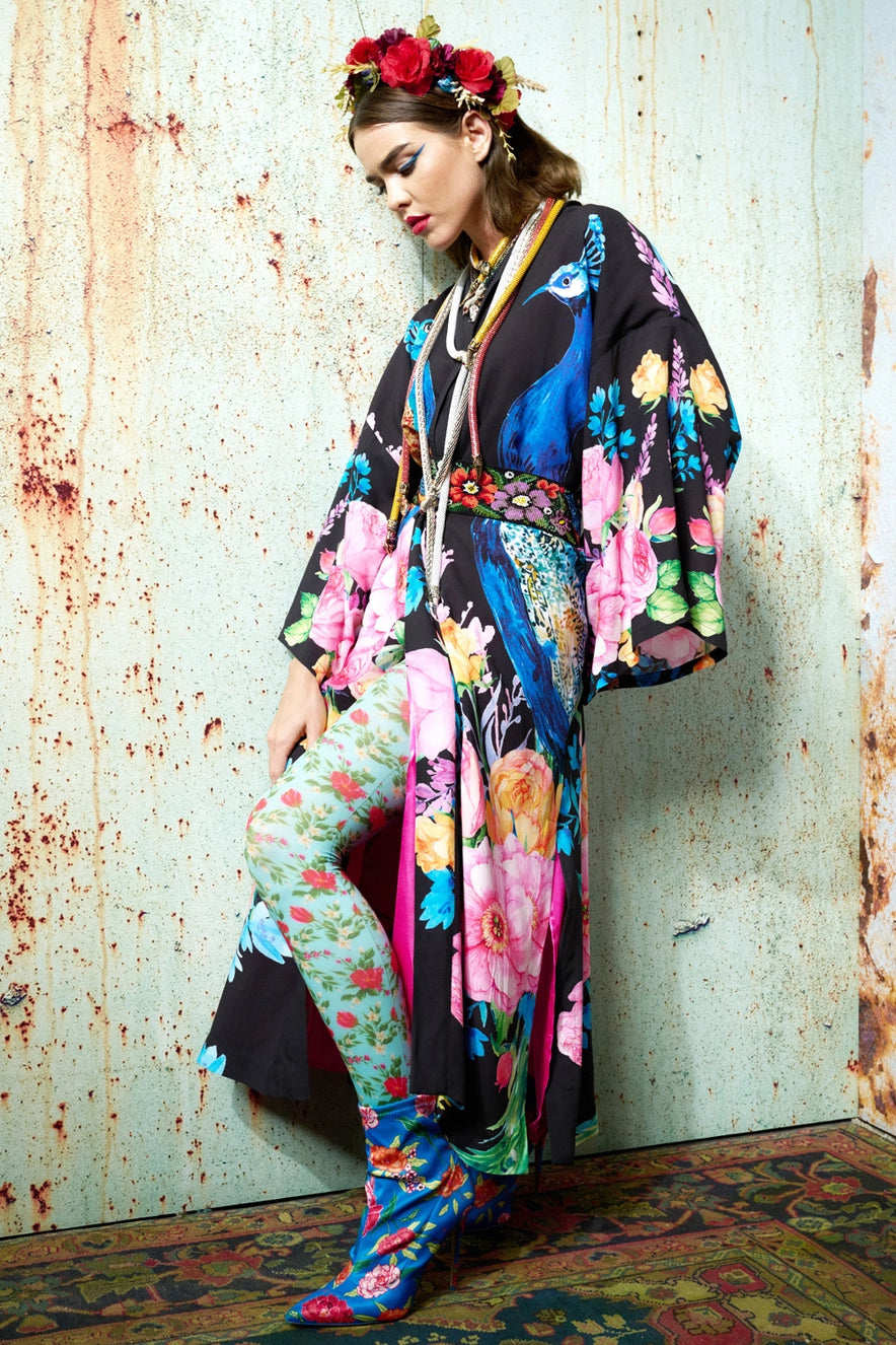 Kimono con cinturón con estampado floral de pavo real, aberturas laterales, forro de satén. Atelier Federici - Moda - Altea - Alicante - España