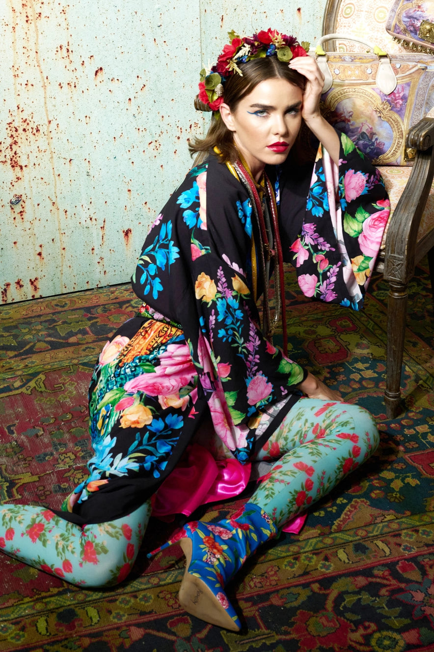 Kimono con cinturón con estampado floral de pavo real, aberturas laterales, forro de satén. Atelier Federici - Moda - Altea - Alicante - España