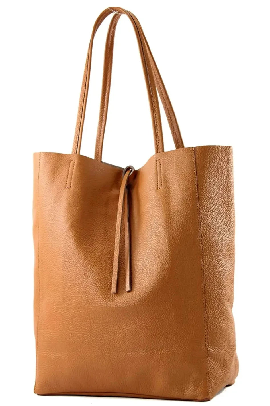 Tote Bag Tostado, amplio espacio en su interior, su bolsillo con cremallera oculto en el interior y cierre de piel en los hombros añaden seguridad adicional.