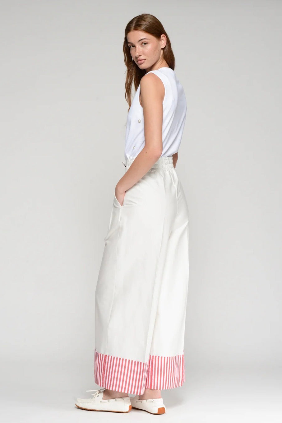 Pantalón Blanco Rayas Rojas