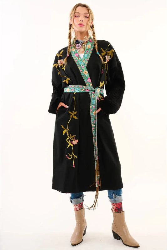 Abrigo con bordado floral y mangas tipo suéter. Incluye un cinturón con flecos estampado haciendo juego con las flores del cuello. Atelier Federici Altea España