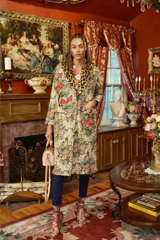 Abrigo abotonado en jacquard floral, con cuello tipo chal de piel de leopardo sintético, parches florales y broches de cristal en los bolsillos delanteros.