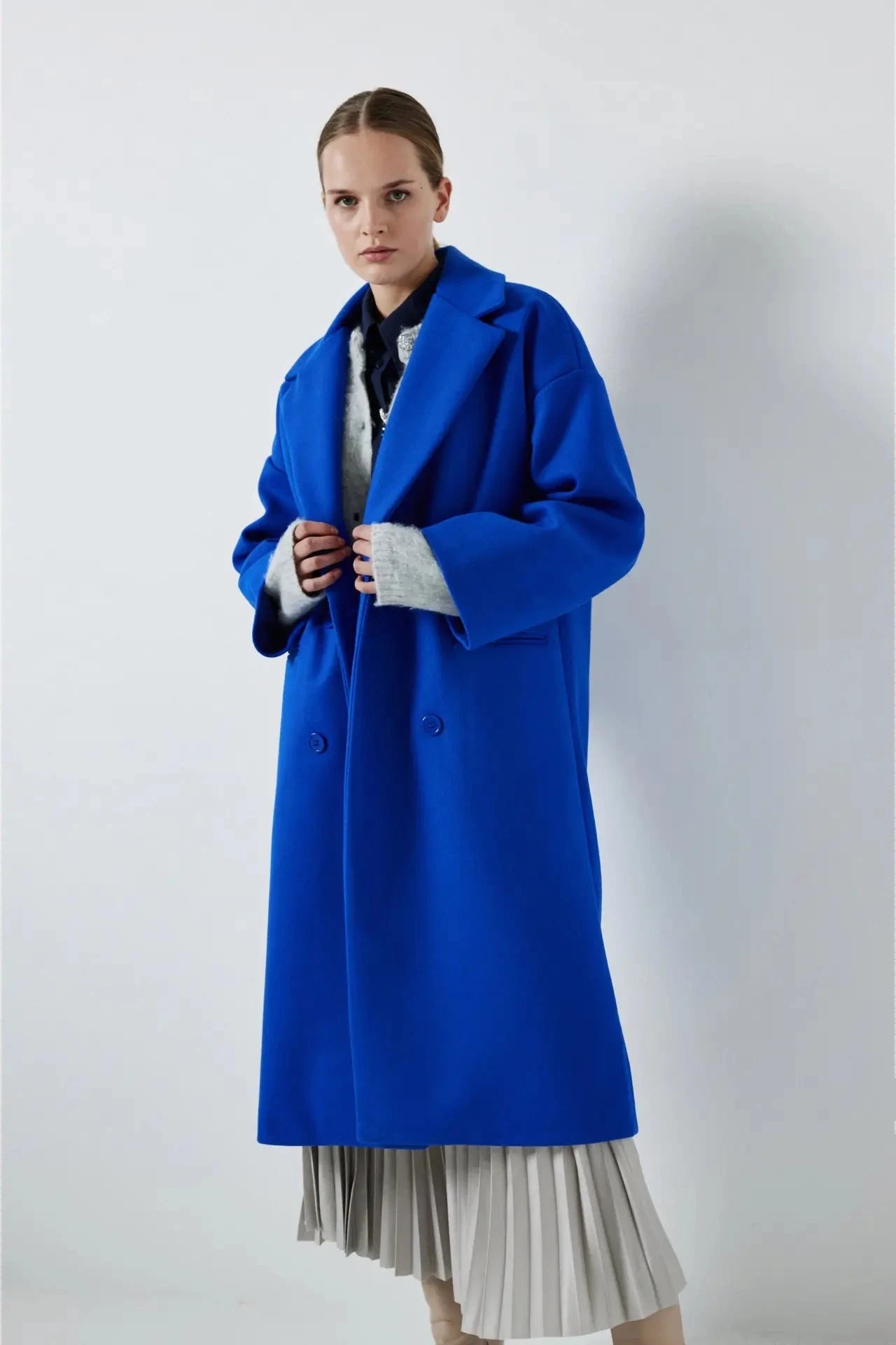 Este abrigo oversized en azul es una pieza esencial para tu guardarropa de otoño e invierno.