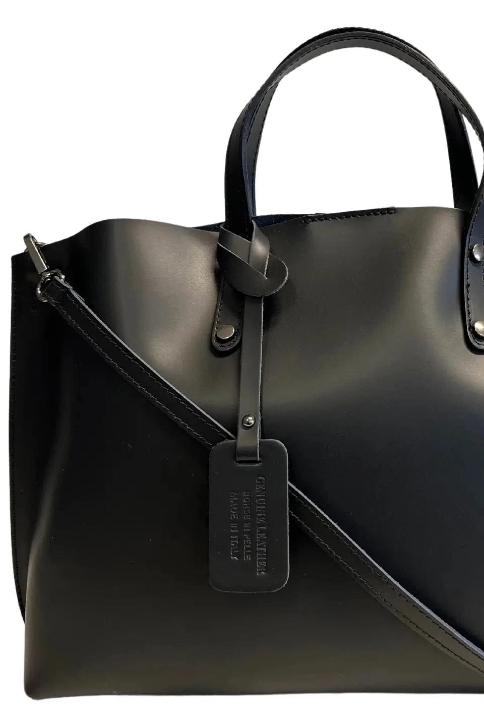 Bolso Negro confeccionado en Italia con piel de alta calidad. Posee un cierre con botón magnético, bolsa interior extraíble con cierre de cremallera. 