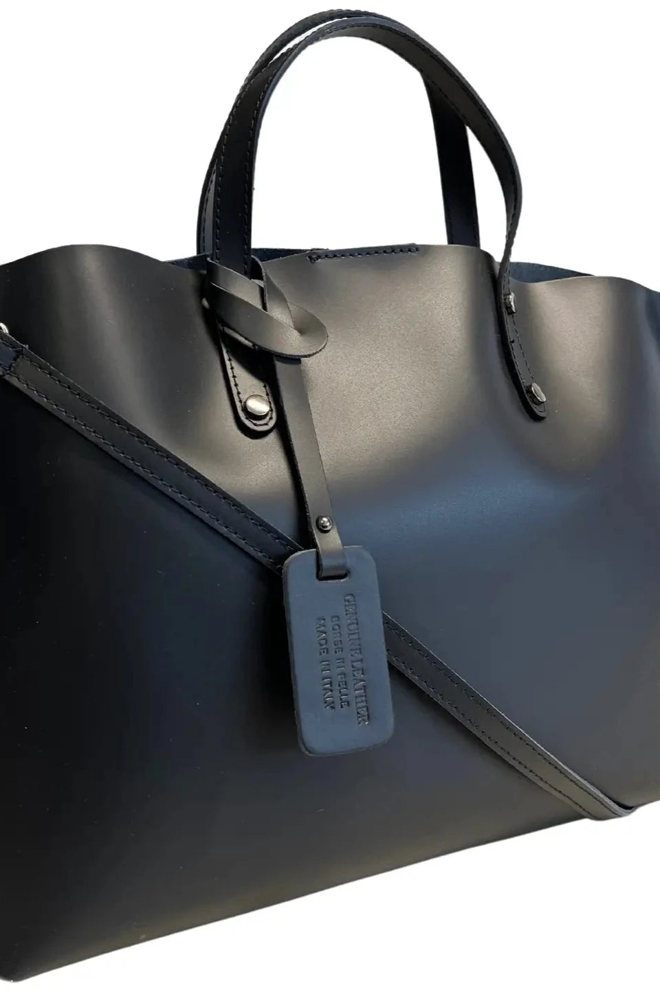 Bolso Negro confeccionado en Italia con piel de alta calidad. Posee un cierre con botón magnético, bolsa interior extraíble con cierre de cremallera. 