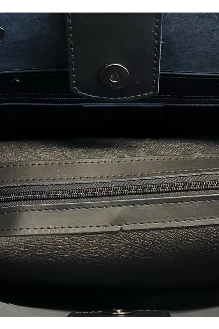 Bolso Negro confeccionado en Italia con piel de alta calidad. Posee un cierre con botón magnético, bolsa interior extraíble con cierre de cremallera. 