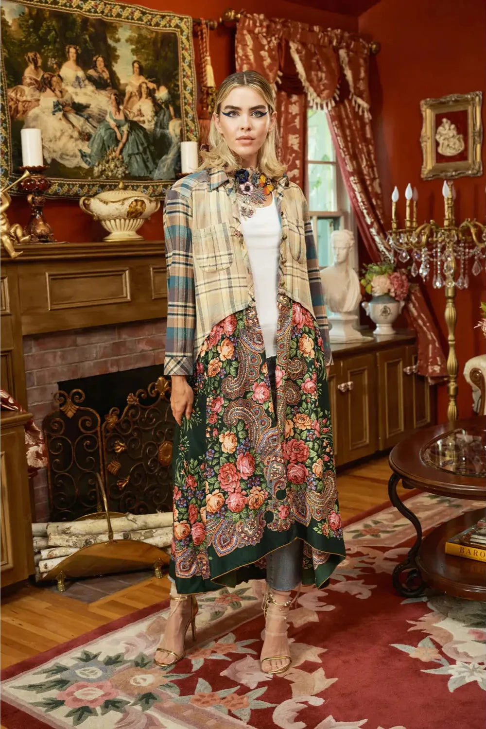 La camisa Lara es una prenda que combina dos géneros creando un estilo único. Es ideal para agregar un toque de originalidad y elegancia a cualquier look.