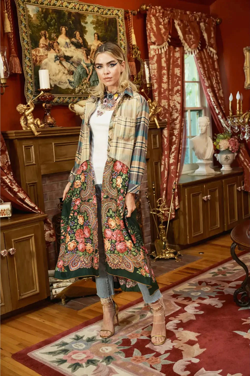 La camisa Lara es una prenda que combina dos géneros creando un estilo único. Es ideal para agregar un toque de originalidad y elegancia a cualquier look.