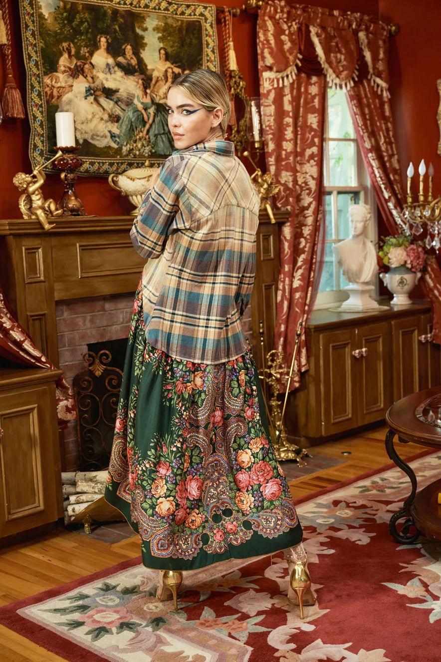 La camisa Lara es una prenda que combina dos géneros creando un estilo único. Es ideal para agregar un toque de originalidad y elegancia a cualquier look.