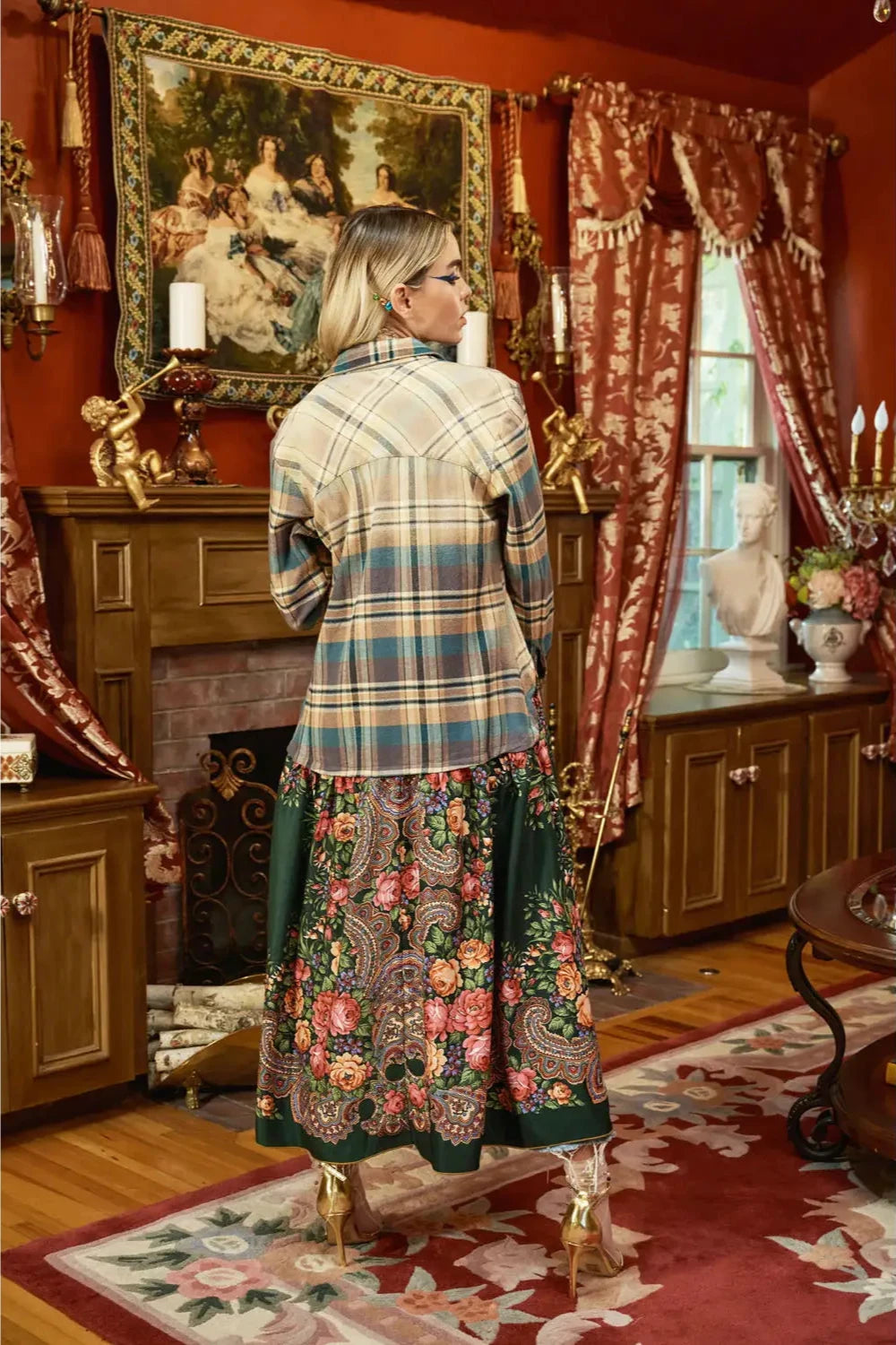 La camisa Lara es una prenda que combina dos géneros creando un estilo único. Es ideal para agregar un toque de originalidad y elegancia a cualquier look.