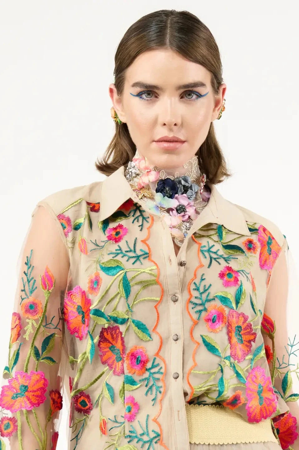 Camisa bordada con flores, estilo vintage. Estilo Ecléctico - Atelier Federici Altea España.