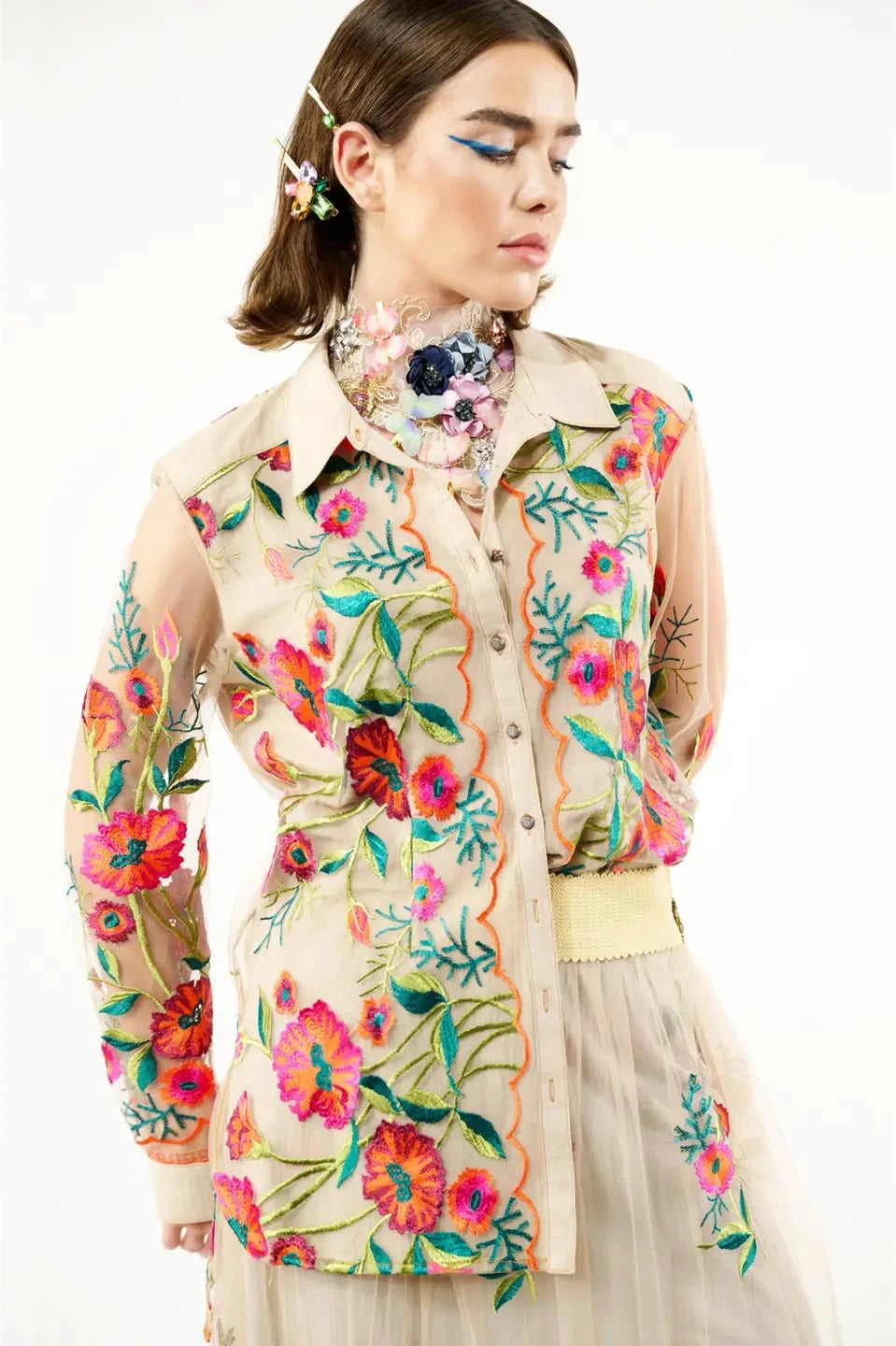 Camisa bordada con flores, estilo vintage. Estilo Ecléctico - Atelier Federici Altea España.