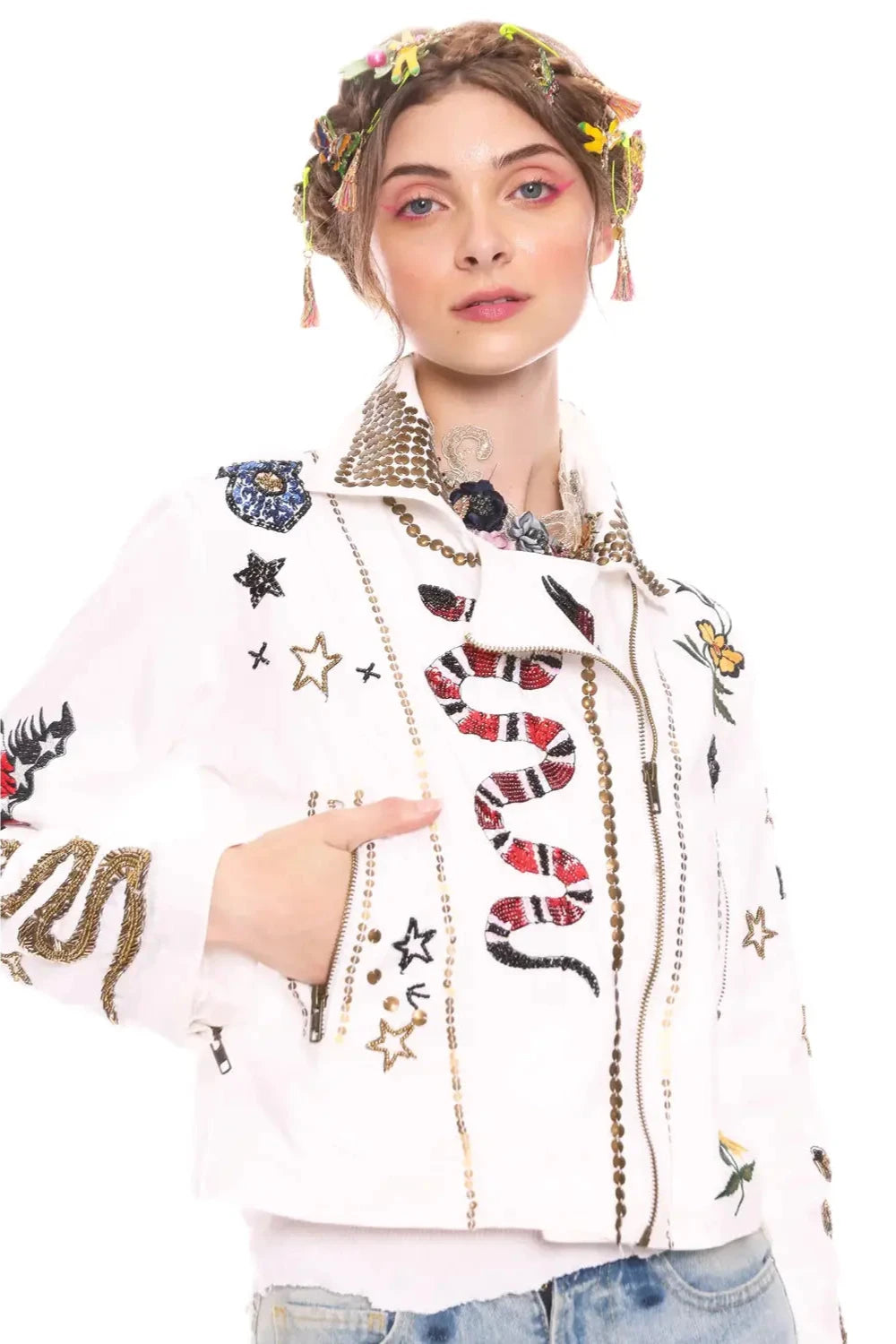 La chaqueta Adán y Eva es perfecta para aquellos que buscan un estilo moderno y único en su vestimenta. Posee detalles bordados y apliques metálicos.