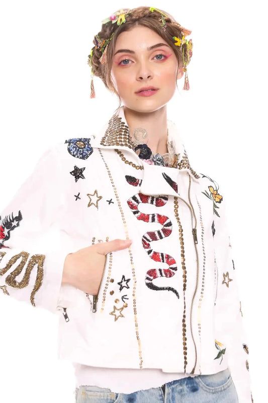 La chaqueta Adán y Eva es perfecta para aquellos que buscan un estilo moderno y único en su vestimenta. Posee detalles bordados y apliques metálicos.