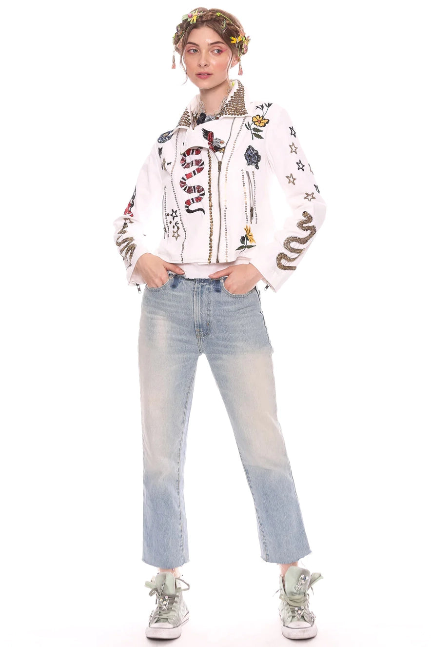 La chaqueta Adán y Eva es perfecta para aquellos que buscan un estilo moderno y único en su vestimenta. Posee detalles bordados y apliques metálicos.