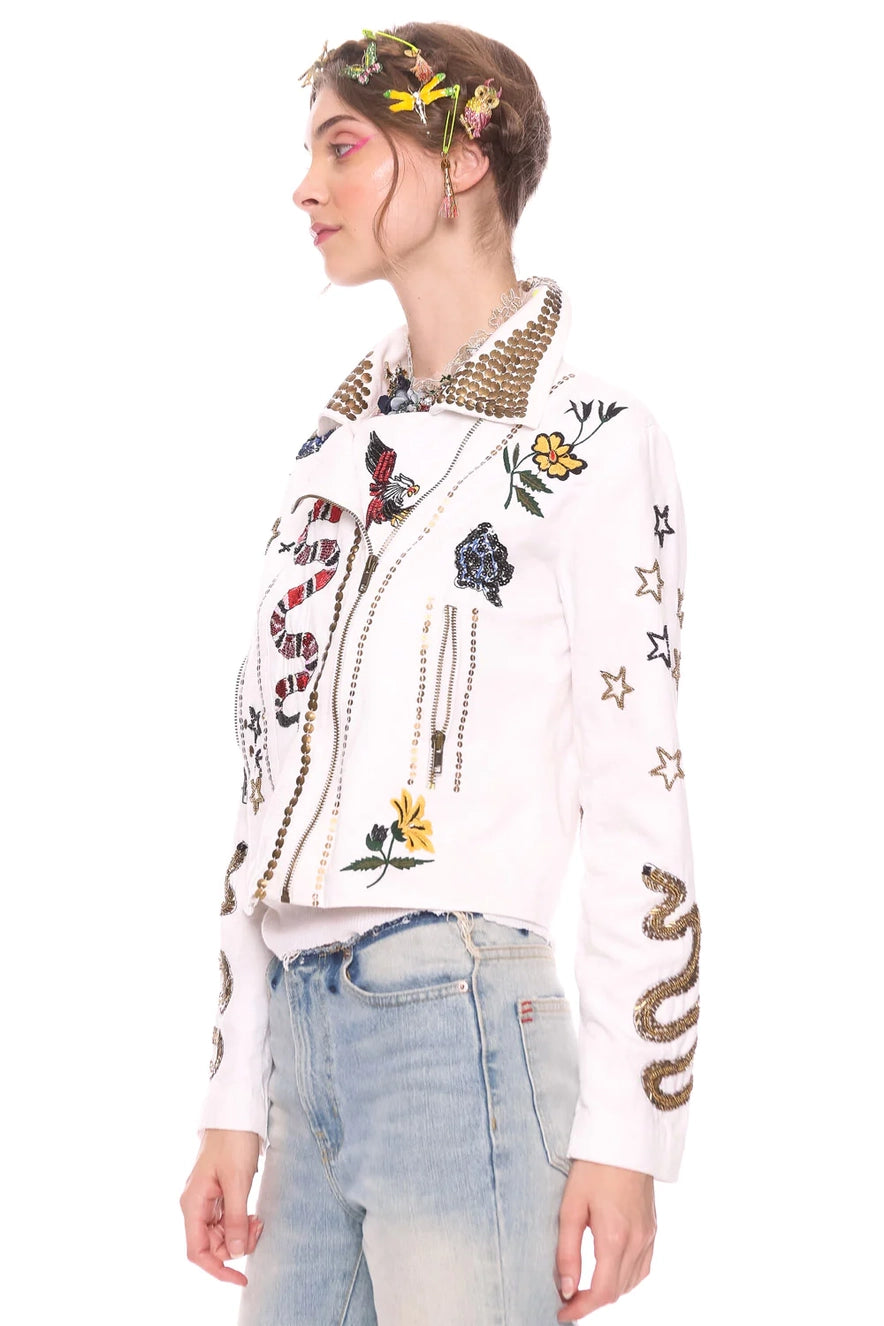 La chaqueta Adán y Eva es perfecta para aquellos que buscan un estilo moderno y único en su vestimenta. Posee detalles bordados y apliques metálicos.