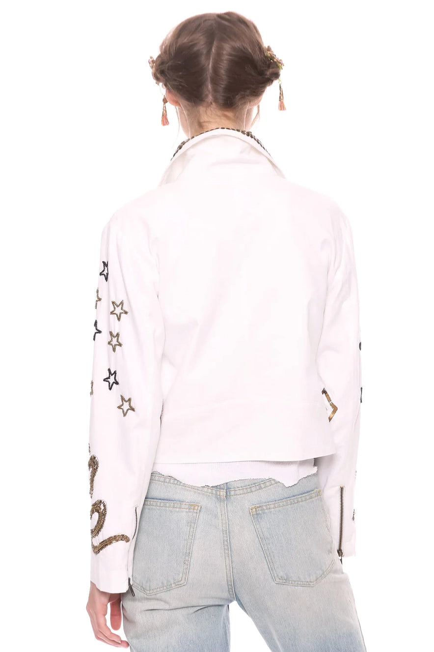 La chaqueta Adán y Eva es perfecta para aquellos que buscan un estilo moderno y único en su vestimenta. Posee detalles bordados y apliques metálicos.