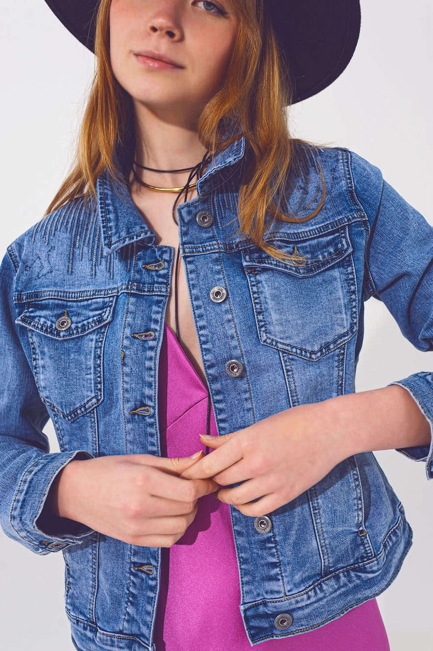 Esta chaqueta cuenta con detalles de lentejuelas en el frente, es perfecta para darle un toque especial a cualquier look durante el día o la noche. 