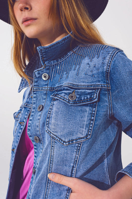 Esta chaqueta cuenta con detalles de lentejuelas en el frente, es perfecta para darle un toque especial a cualquier look durante el día o la noche.