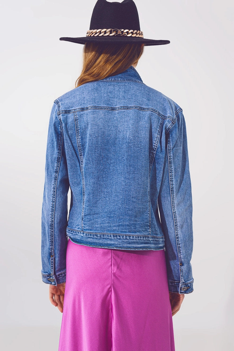 Esta chaqueta cuenta con detalles de lentejuelas en el frente, es perfecta para darle un toque especial a cualquier look durante el día o la noche. 