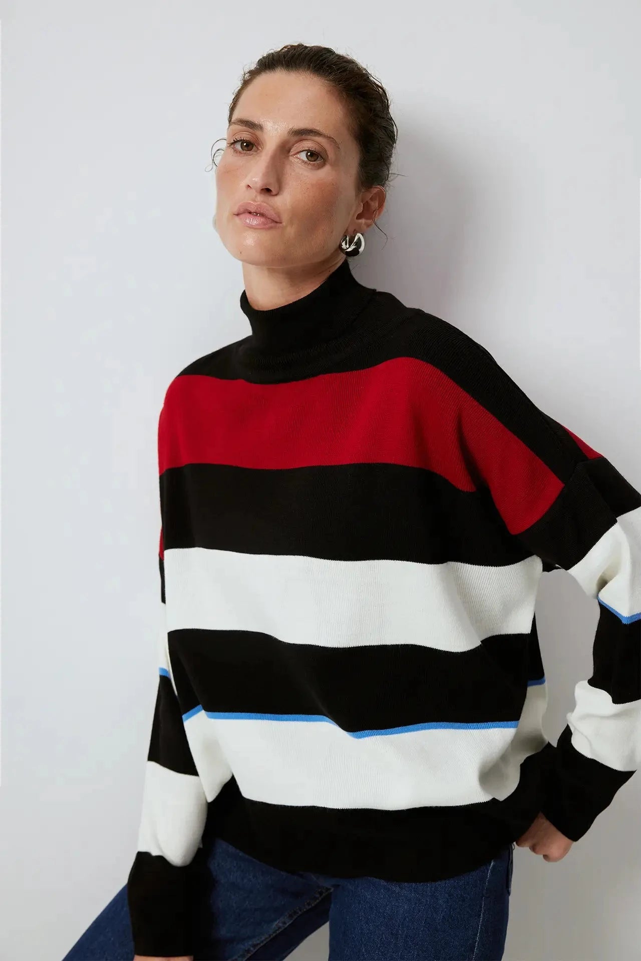 Jersey de Punto, diseño de rayas anchas en tres colores: negro, blanco y bordo. Comodidad y estilo. Las rayas anchas añaden un toque audaz y atractivo.