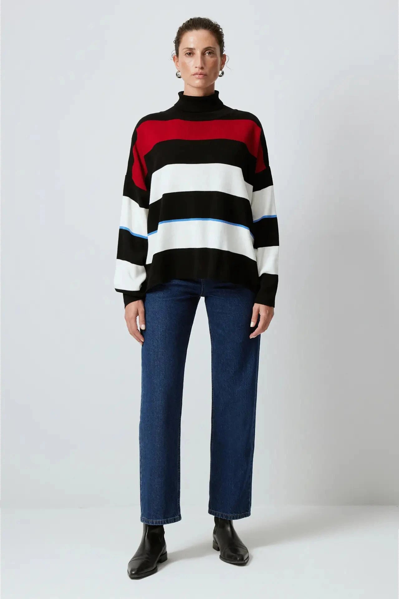 Jersey de Punto, diseño de rayas anchas en tres colores: negro, blanco y bordo. Comodidad y estilo. Las rayas anchas añaden un toque audaz y atractivo.