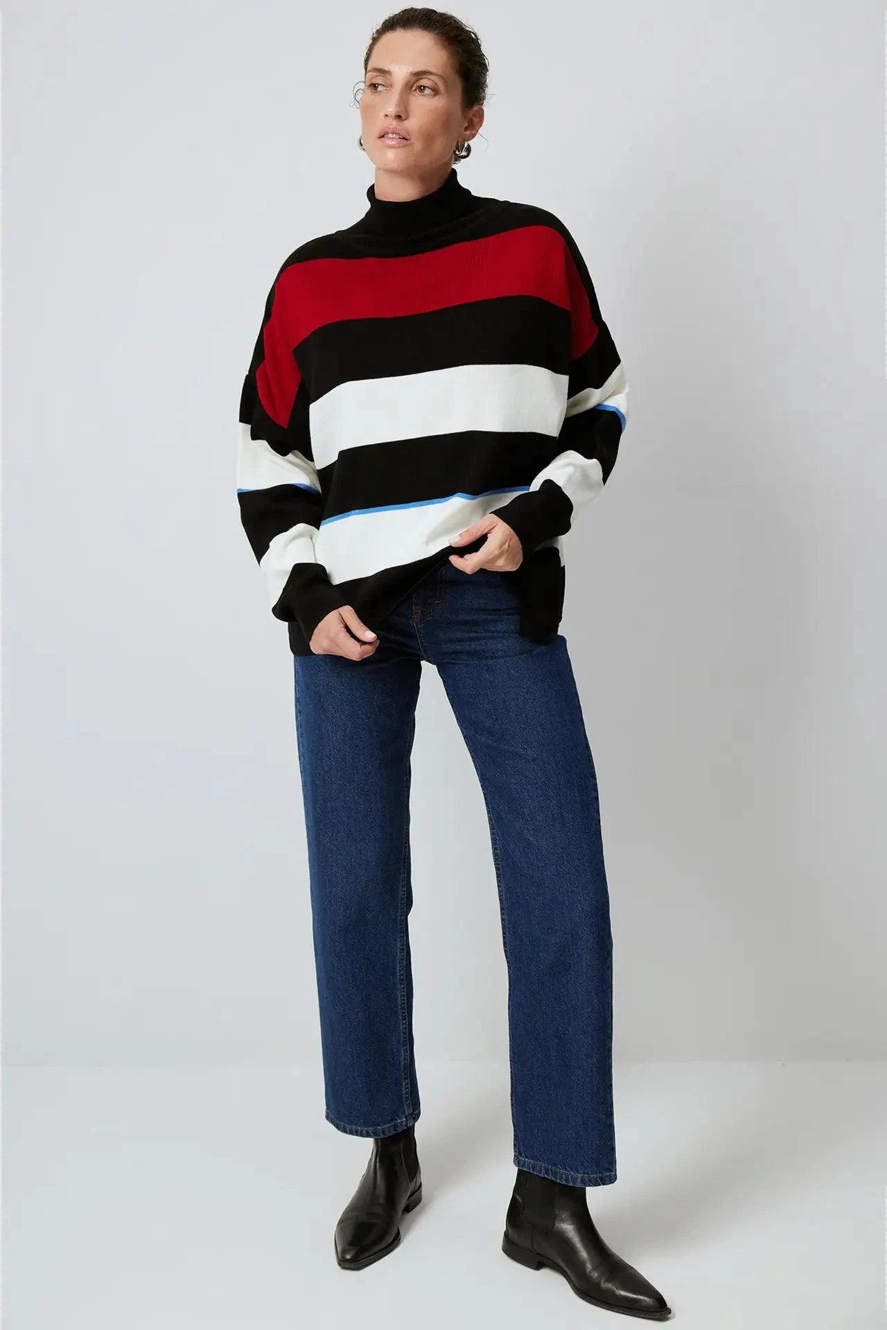 Jersey de Punto, diseño de rayas anchas en tres colores: negro, blanco y bordo. Comodidad y estilo. Las rayas anchas añaden un toque audaz y atractivo.