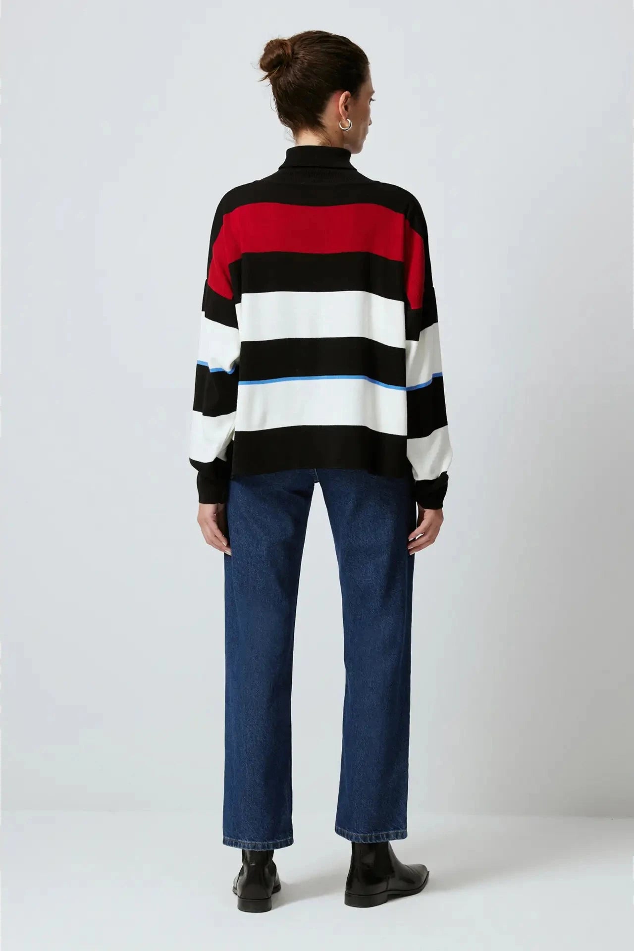 Jersey de Punto, diseño de rayas anchas en tres colores: negro, blanco y bordo. Comodidad y estilo. Las rayas anchas añaden un toque audaz y atractivo.