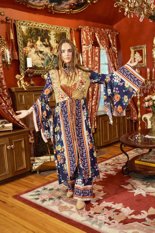 El Kimono Amelia es perfecto para añadir un toque de elegancia y belleza a cualquier atuendo. Hermoso estampado floral y detalles de organza bordada.