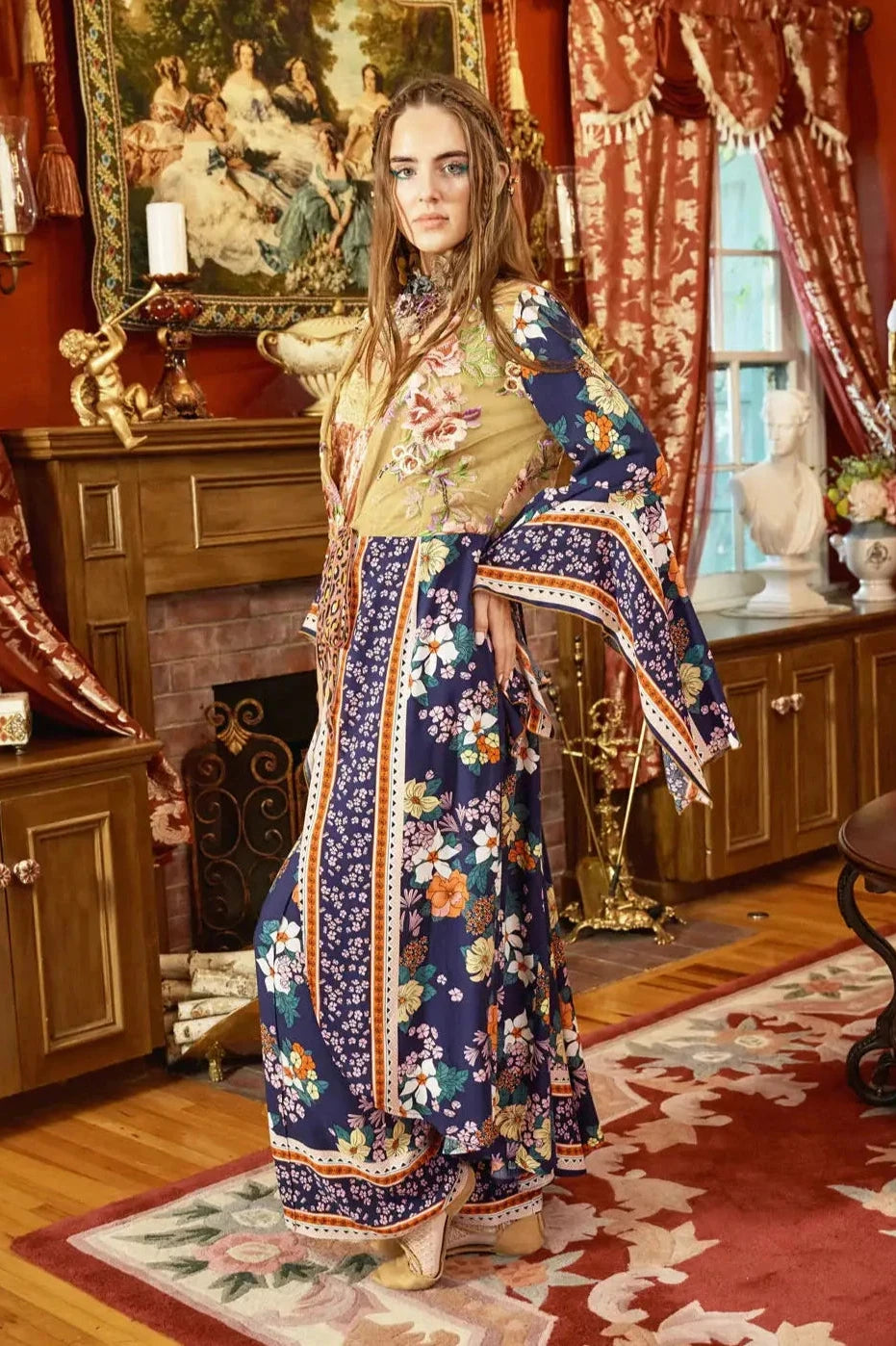 El Kimono Amelia es perfecto para añadir un toque de elegancia y belleza a cualquier atuendo. Hermoso estampado floral y detalles de organza bordada.