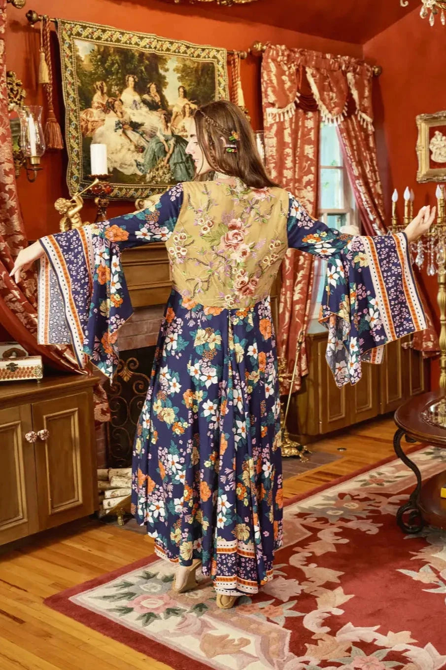 El Kimono Amelia es perfecto para añadir un toque de elegancia y belleza a cualquier atuendo. Hermoso estampado floral y detalles de organza bordada.