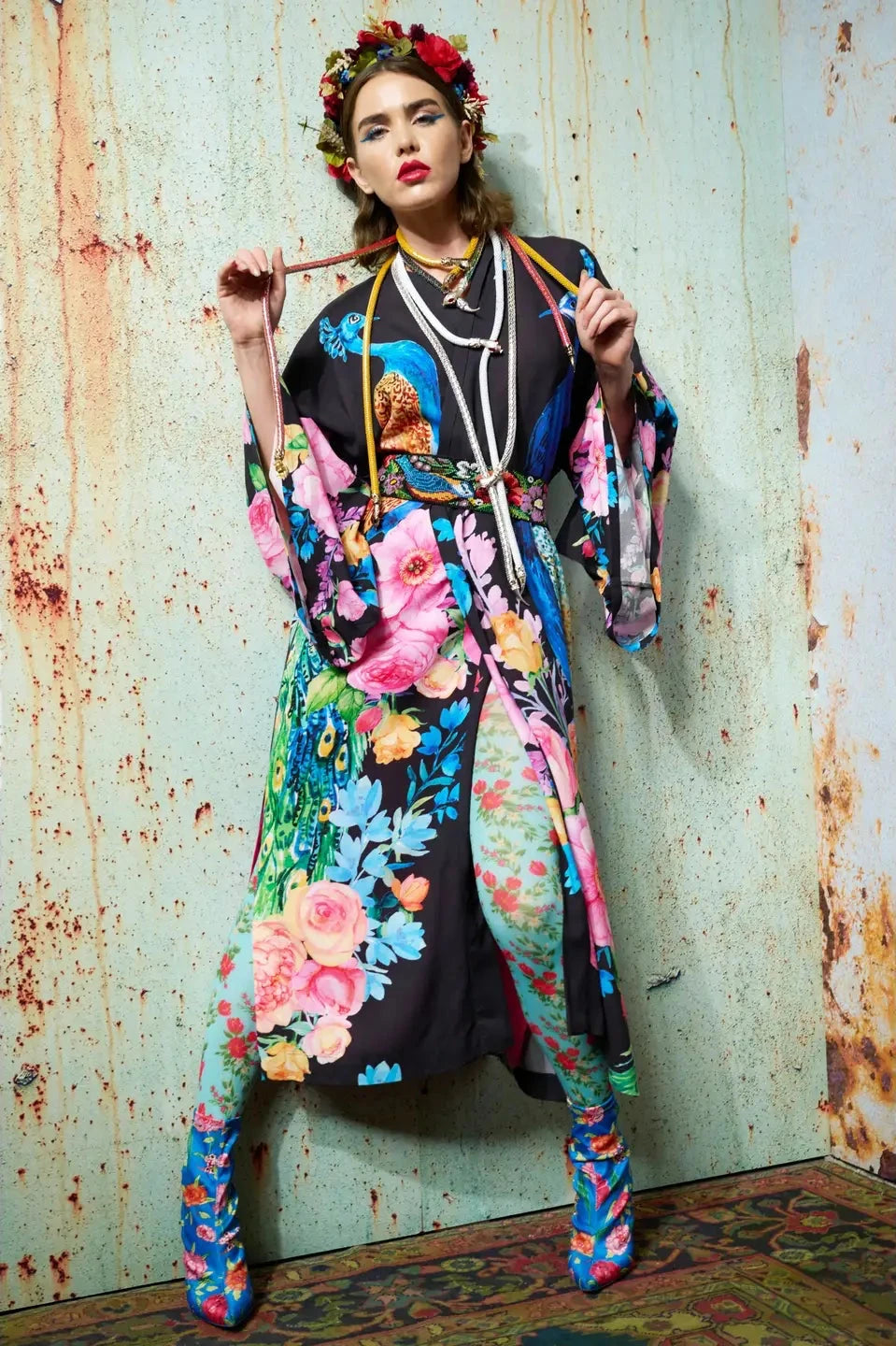Kimono con cinturón con estampado floral de pavo real, aberturas laterales, forro de satén. Atelier Federici - Moda - Altea - Alicante - España
