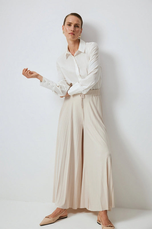 Descubre la elegancia de los pantalones de pinzas para mujer. Diseños versátiles y modernos que combinan comodidad y estilo
