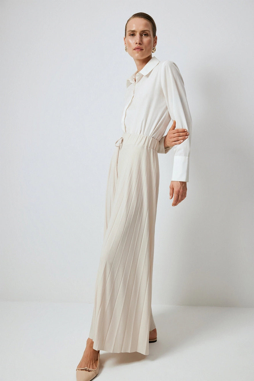 Descubre la elegancia de los pantalones de pinzas para mujer. Diseños versátiles y modernos que combinan comodidad y estilo