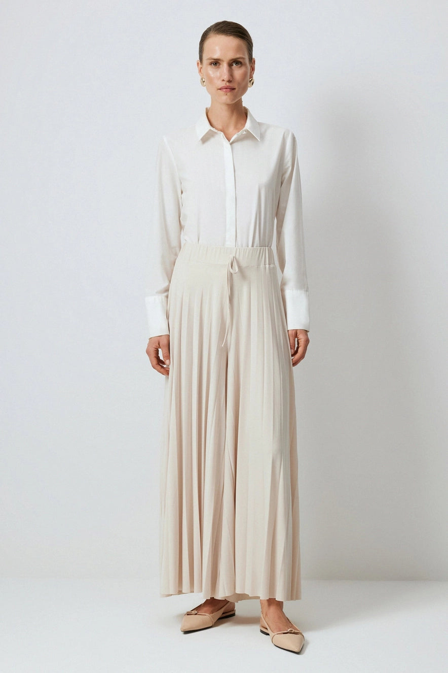 Descubre la elegancia de los pantalones de pinzas para mujer. Diseños versátiles y modernos que combinan comodidad y estilo