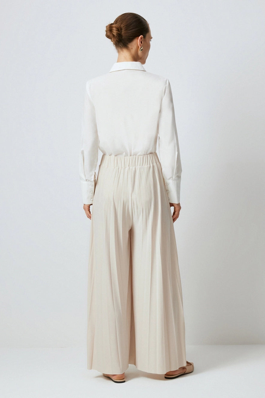 Descubre la elegancia de los pantalones de pinzas para mujer. Diseños versátiles y modernos que combinan comodidad y estilo