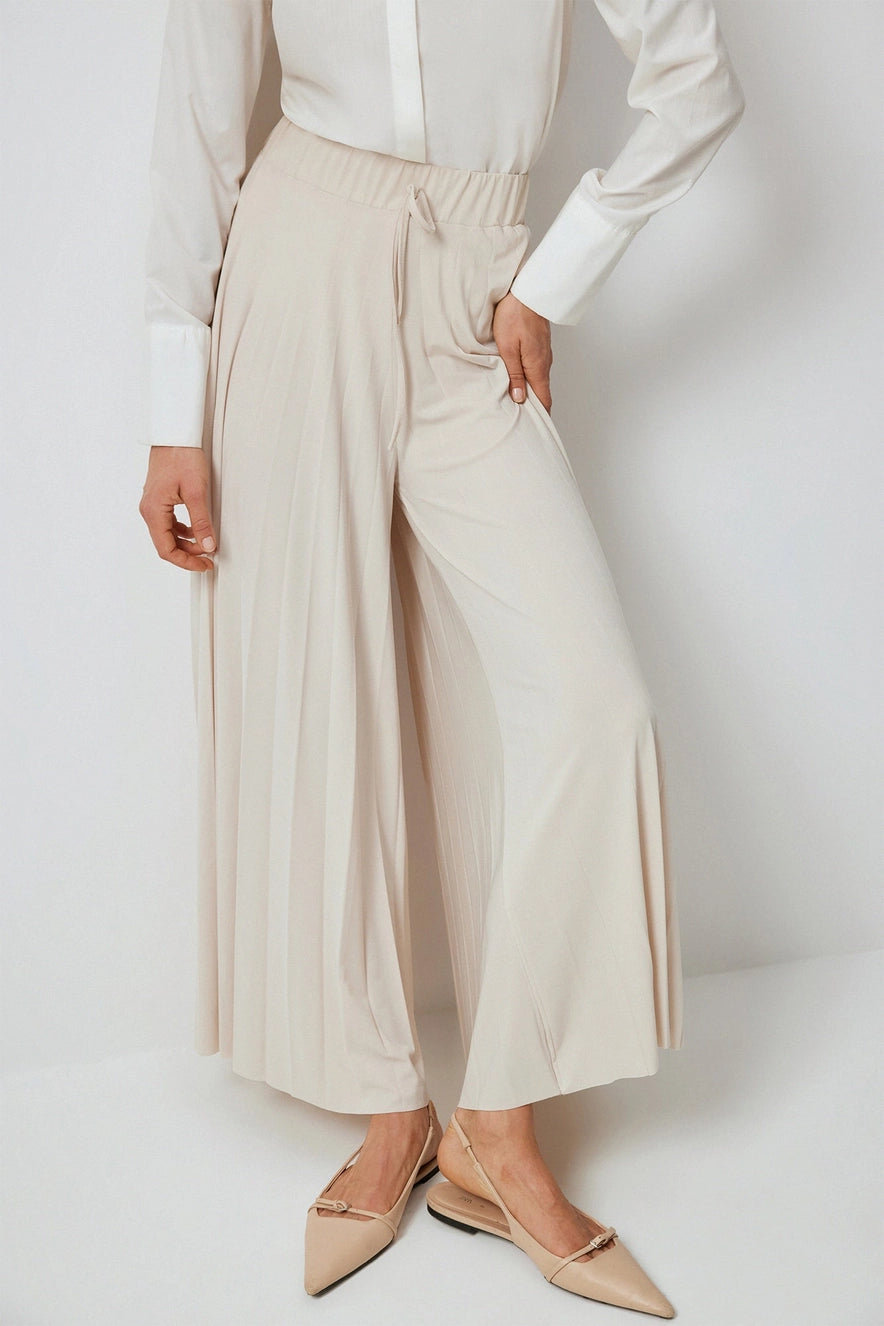 Descubre la elegancia de los pantalones de pinzas para mujer. Diseños versátiles y modernos que combinan comodidad y estilo