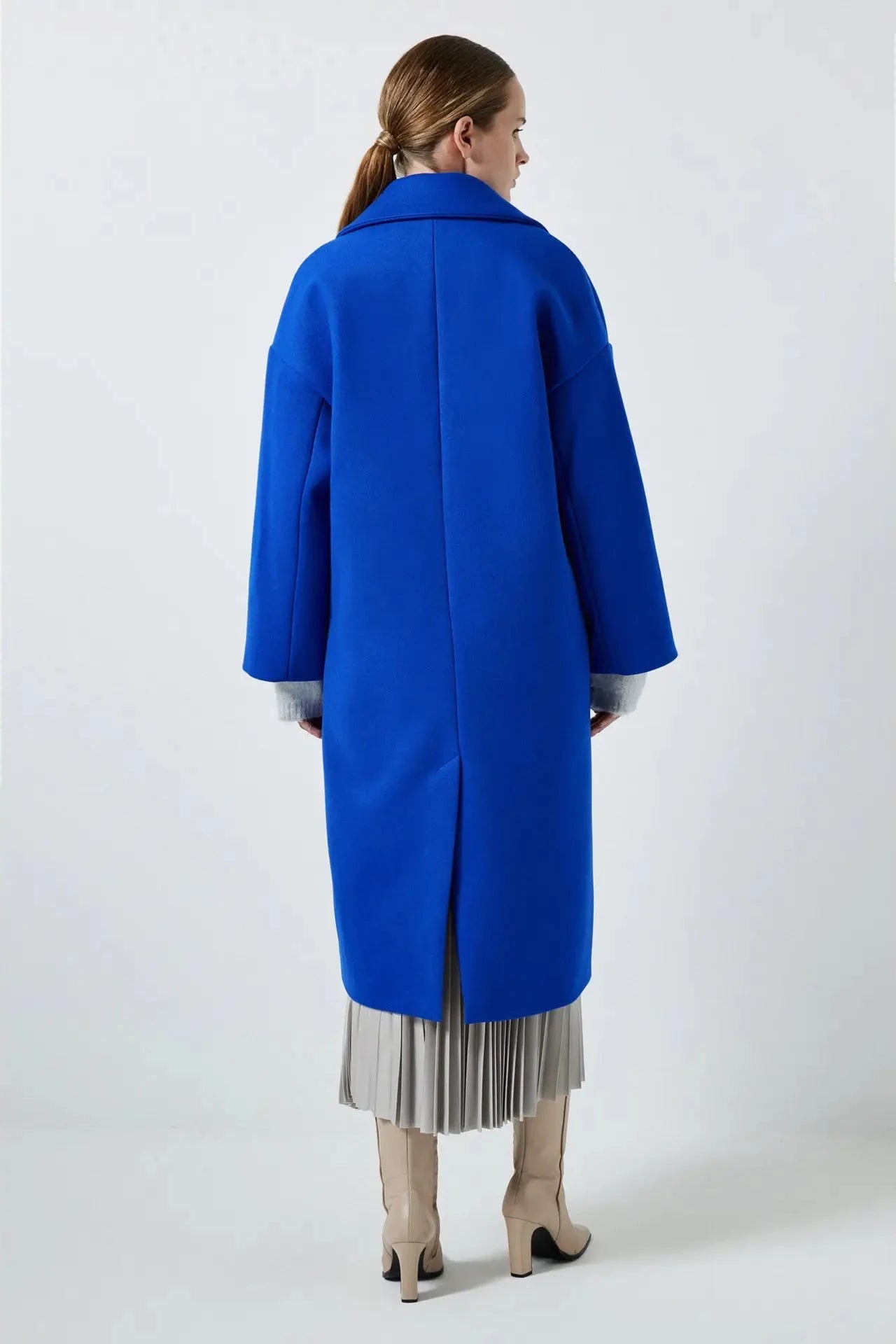 Este abrigo oversized en azul es una pieza esencial para tu guardarropa de otoño e invierno.