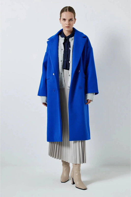 Este abrigo oversized en azul es una pieza esencial para tu guardarropa de otoño e invierno.